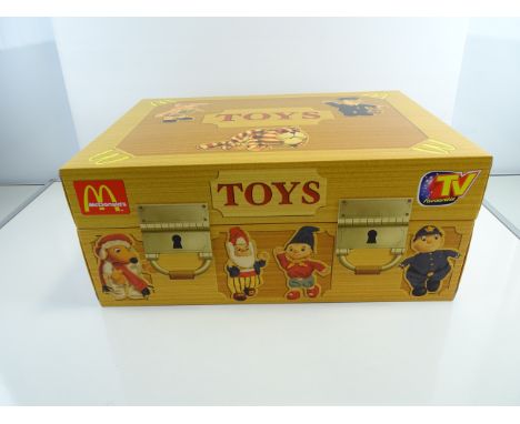 MCDONALDS - TV FAVOURITES (2001) LIMITED EDITION TOY CHEST PRESENTATION HAPPY MEAL CASE - Including full set of 18 figures in