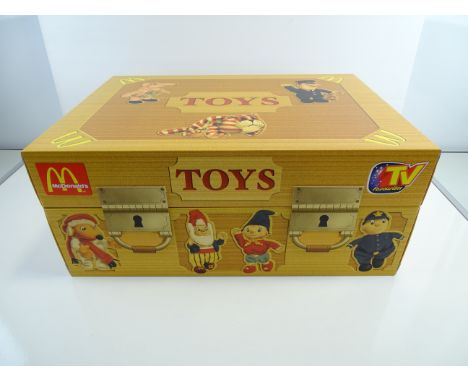 MCDONALDS - TV FAVOURITES (2001) LIMITED EDITION TOY CHEST PRESENTATION HAPPY MEAL CASE - Including full set of 18 figures in