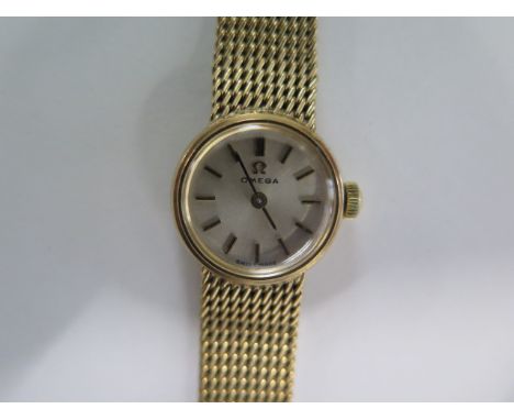 A ladies Omega 9ct yellow gold manual wind bracelet wristwatch - approx weight 23 grams - generally good, running 