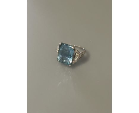 A platinum diamond and blue stone (possibly aquamarine) ring - measures 16mm x 12mm x 8.5mm - approx weight 11ct - in good co