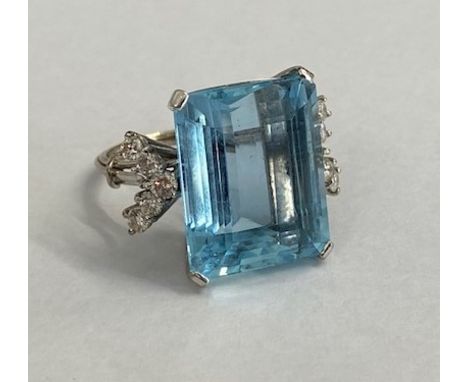 A good aquamarine and diamond white metal ring (possibly platinum) the large emerald cut aquamarine measures approx 13ct, 16.