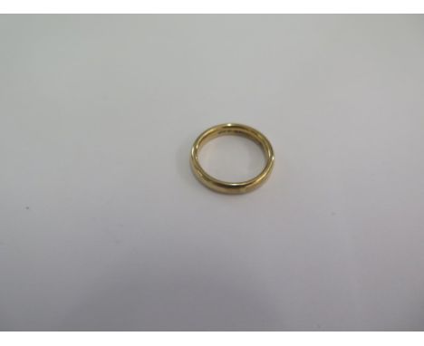 A hallmarked 9ct yellow gold band ring size J - approx weight 2.8 grams 