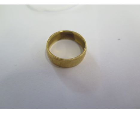 An 18ct yellow gold band ring - approx weight 4.7 grams 