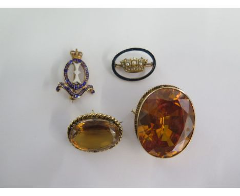 A 14ct yellow gold crown brooch, a 9ct Royal Horse Artillery brooch and two gilt metal citrine type brooches - gold weight ap