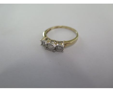 A 9ct yellow gold three stone diamond ring - head size approx 14mm x 5mm - ring size T - in good condition 