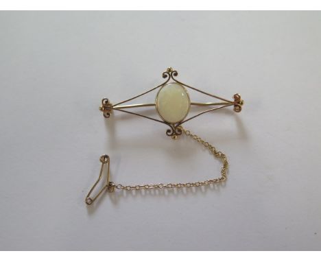 A 9ct yellow gold opal brooch - Length 4.5cm - approx weight 3 grams - generally good condition, slight bending to pin 