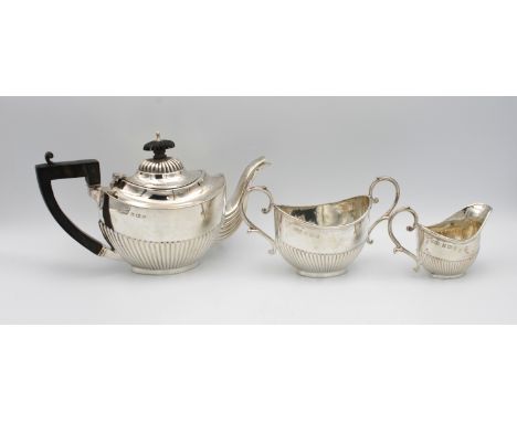 A three piece silver bachelor's tea serviceE J Partridge, Birmingham, 1907, comprising of teapot, 21.7cm. long, twin handle s