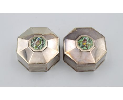 A pair of limited edition silver octagonal boxesSt James House Company, London, 1979, the hinged covers each having an applie