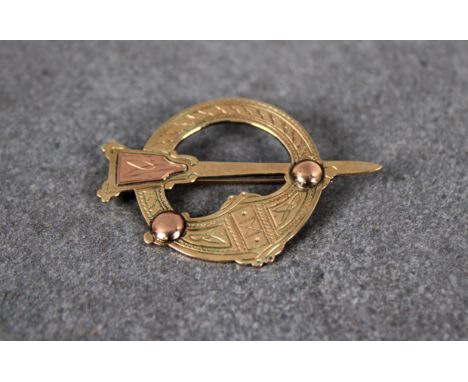 A 9ct gold circular arrow brooch4.8cm. at widest.