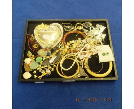 A quantity of assorted dress jewellery including a pearl necklace with 14ct clasp, silver cross and chain etc