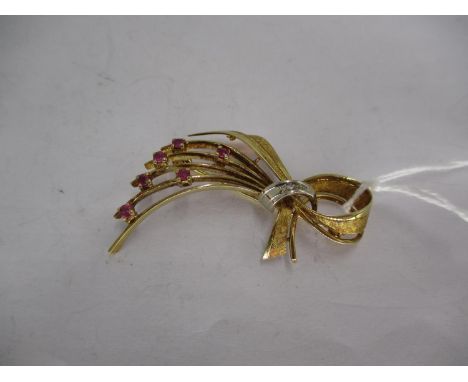 585 Gold Ruby Set Brooch, 8.5g 