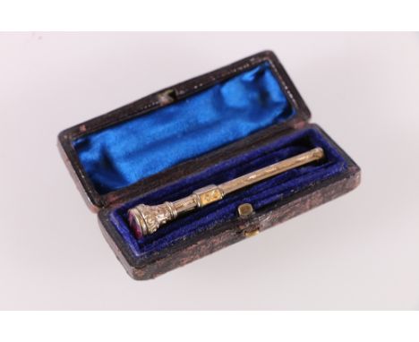 Unhallmarked yellow metal propelling awl or manicure item with amethyst finial, 6cm long 