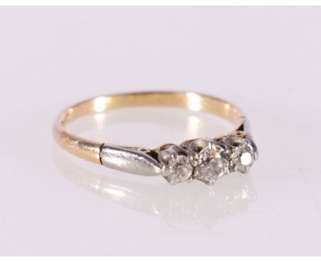 18ct gold and platinum diamond three stone ring, the central round diamond approximately 0.125ct, ring size M/N, 2.3g&nbsp;&n