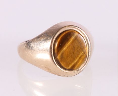 Gent's 9ct yellow gold signet ring set with polished tiger's eye oval, ring size T, 5.27g 