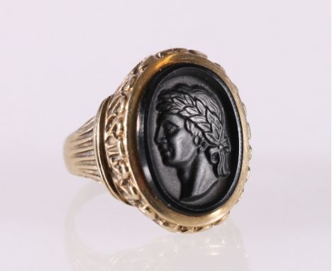 Gent's 9ct yellow gold ring set with portrait of a Greek or Roman laureate bust, ring size S, 8.7g 