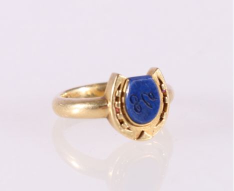 18ct yellow gold ring set with intaglio blue hardstone, possibly lapis lazuli, within lucky horse shoe, ring size E, 3.87g 