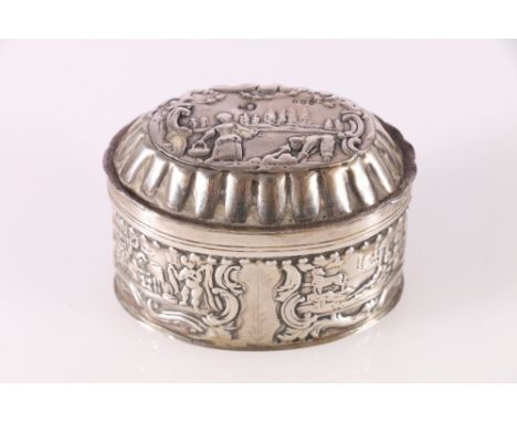 Continental 930 grade silver tobacco box or small tea caddy with repousse decoration, British hallmarks for London, 8cm long 