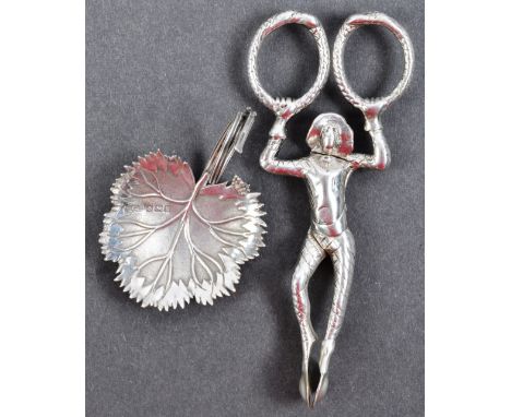 An antique early 20th Century Edwardian silver hallmarked tea caddy spoon in the form of a leaf, by Eustace George Parker, Bi