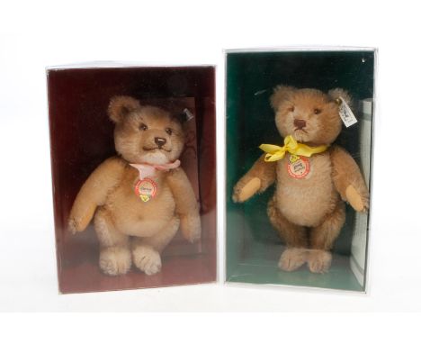 2 Steiff Replika-Teddys, ”1955” und ”Jackie”, H 23-25, je mit Zertifikat, limitiert, je im min. besch. OK, Z 1-2