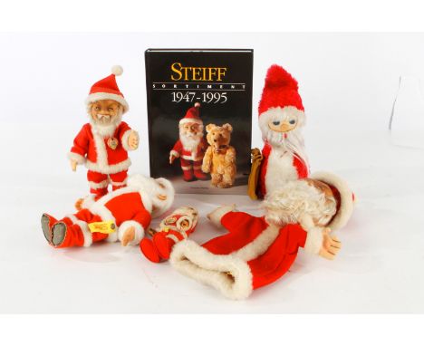 5 Steiff Nikoläuse, tw Schild/Fahne, 1 als Handpuppe, tw besch. und verstaubt, H 14-33, Z 3, dazu Steiff Buch ”Sortiment 1947