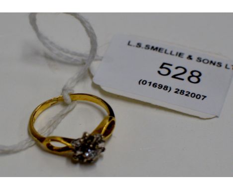 18 CARAT GOLD DIAMOND SET RING WITH DIAMOND CHIP SURROUND - APPROXIMATE WEIGHT = 2.7 GRAMS     