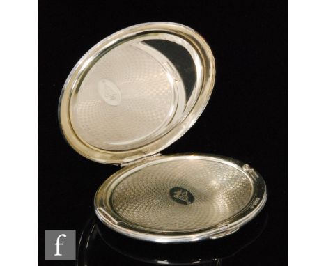 A hallmarked silver circular compact with engine turned decoration to whole with original internal fittings, diameter 9cm, Lo