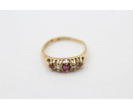 A 18CT GOLD RUBY AND DIAMOND RING (2g)
