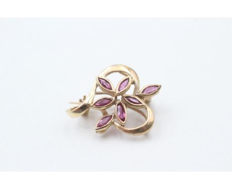 A 9CT GOLD VINTAGE RUBY HEART SHAPED BROOCH (1.7g)