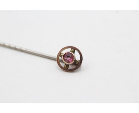 A 9CT GOLD ANTIQUE PINK PASTE STICK PIN WITH A BASE PIN (0.9g)