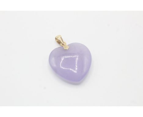 A 14CT GOLD LAVENDER JADE HEART SHAPE PENDANT (4g)