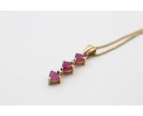 A 9CT GOLD RUBY AND DIAMOND DROP PENDANT NECKLACE (2g)
