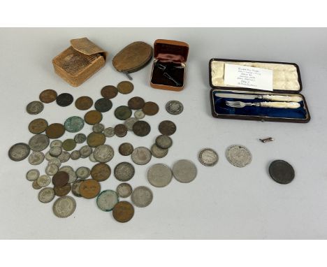 A COLLECTION OF COINS ALONG WITH A PAIR OF CUFFLINKS, A BOXED SILVER AND PEARL FRUIT KNIFE AND FORK AND A FLUORITE ANCIENT ST