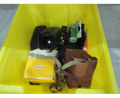 A box of vintage and modern cameras including a Brownie Model 1 and a Brownie Flash B etc