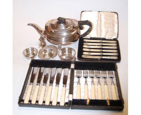 A box of miscellaneous silver plated wares to include; Mappin & Webb teapot, modern Mappin & Webb porringer, and a cased set 