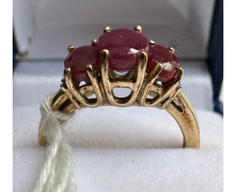 A 9 carat yellow gold ring set with pink and clear stones. Size K, weight 2.8gm. 
