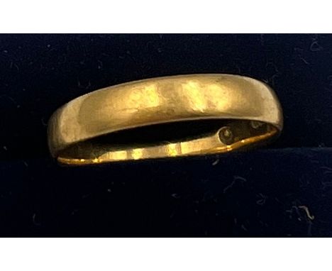 A 22 carat gold wedding band. Size R. Weight 3.1gm. 
