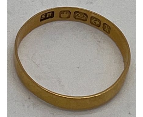 A 22 carat gold wedding band. Size K. Weight 1.1gm. 