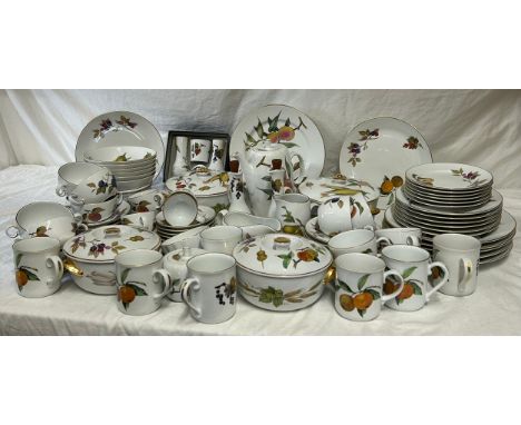 Royal Worcester - A quantity of table wares in the Evesham pattern, consisting of: 6 x dinner plates; 6 x medium flat starter