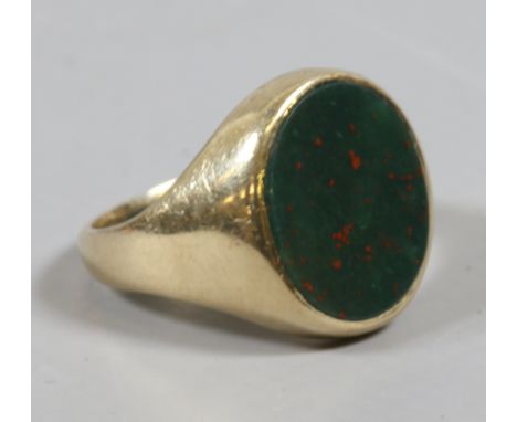 A gentlemens 9 carat gold bloodstone set seal ring, size K, 4.5 grams.