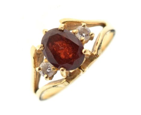 Garnet dress ring, stamped '14K', size N approx, 3.5g gross approx