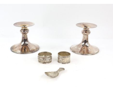 Pair of modern silver candle sticks by Mappin and Web, Sheffield 1998, serviette rings and a shell bowl caddy spoon gross wei