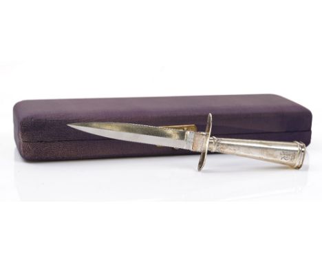 An Argentinian steel bladed paper knife, modelled as a dagger, the handle detailed 800, cased, a set of six French tea knives
