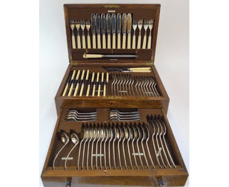 A silver plated Old English pattern canteen of table flatware, comprising; eight dessert spoons, eight soup spoons, four tabl