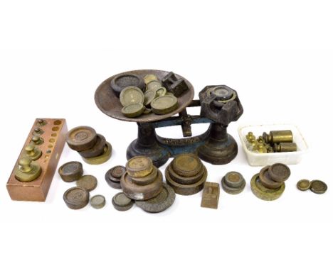 Cast iron weighing scales with a quantity of various weights