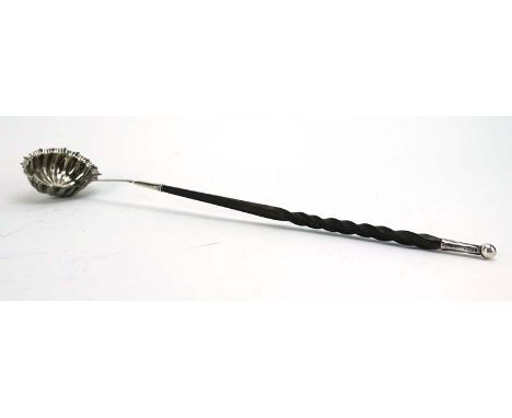 A silver toddy ladle of typical form with turned horn handle, silver tip hallmarked for Birmingham 1935, l. 36 cm CONDITION R