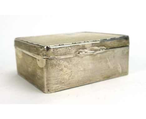 An early 20th century silver engine turned cigarette box of rectangular form, maker WGS Ltd., Birmingham 1927, w. 10 cm CONDI