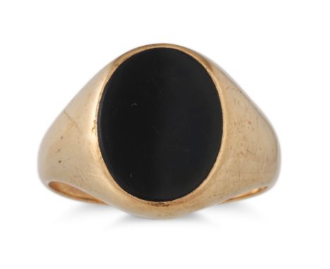 A GENT'S ONYX SIGNET RING, mounted in 9ct gold, size M, 5.2 g.