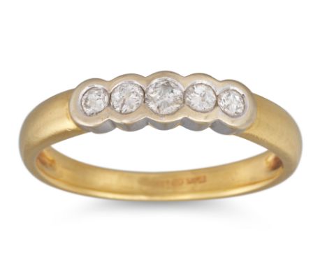 A FIVE STONE DIAMOND RING, the brilliant cut diamonds mounted in 18ct yellow gold. Estimated: weight of diamonds: 0.50 ct, si