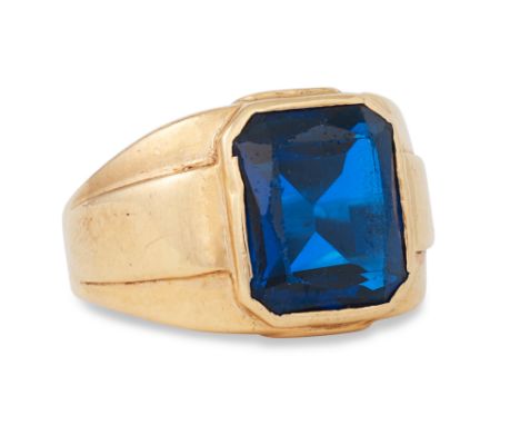 A 14CT GOLD GENT'S GEM SET RING, size P - Q, 8.2 g.