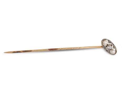 AN ANTIQUE DIAMOND AND PEARL PIN, mounted in 14ct yellow gold. Estimated: weight of diamonds: 0.05 ct